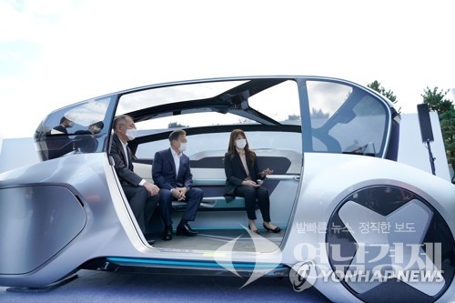 ▲ 문재인 대통령이 30일 미래차 자율주행 기반 공유형 이동수단 콘셉트카인 현대모비스의 'M.비전S'를 정의선 현대차그룹 회장과 함께 시승하고 있다. ⓒ현대자동차