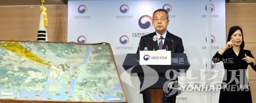 ▲ 김수삼 김해신공항 검증위원장이 17일 오후 정부서울청사에서 김해신공항 검증 결과를 발표하고 있다.