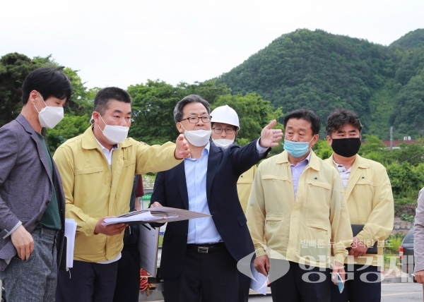 오도창 영양군수가 국가지정 명품숲으로 선정 된 수비면 주가리 자작나무 숲을 방문하였다.  ⓒ영양군 