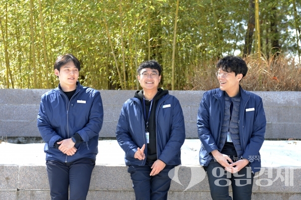  죄측부터 : 노승빈(29)주임, 홍승우(26)주임, 황태연(27)주임이 기념사진을 촬영했다. 2020년 12월 14일, 경북 울진군 북면 전국 각지에서 개성이 넘치는 21명의 신입사원들이 한울본부로 전입했다. ⓒ경북 울진군 북면 한울본부