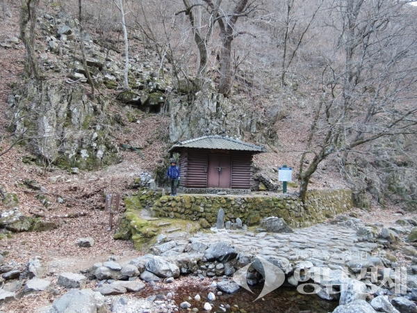 조선시대 18세기 초 강원도 울진현령을 지낸 오적의 마애비가 울진군 북면 응봉산에서 발견됐다. ⓒ울진군