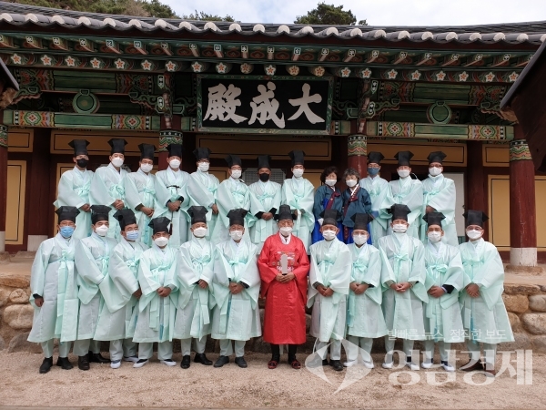 ▲ 장국중 전교 고유례를 봉행한 후 장의, 유림들과 기념사진을 찍고있다. ⓒ울진향교