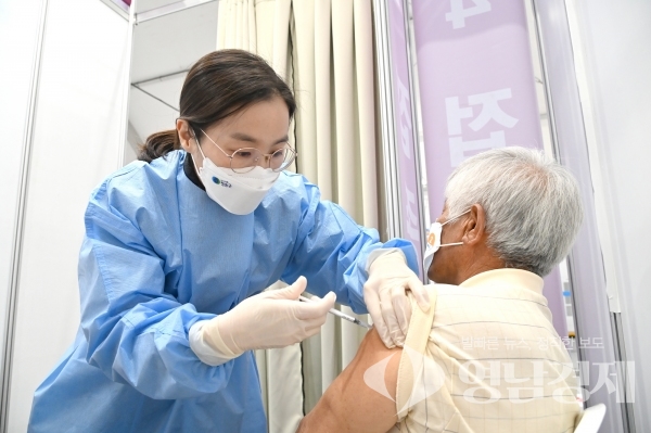 청송군 코로나 예방접종센터에서 한 시민이 코로나19 백신을 접종받고 있다. ©청송군