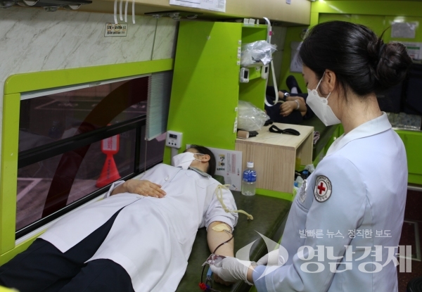 세명기독병원 한 직원이 10일 뇌병원 앞에 주차된 헌혈 차량에서 헌혈하고 있다. ⓒ세명기독병원