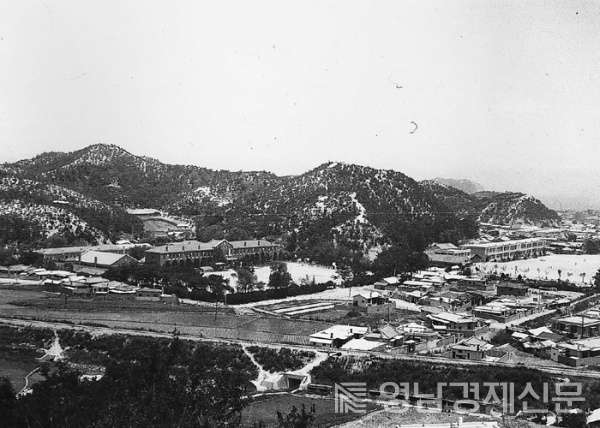 1972년 포항 전경. 학산 아래로 포항여자고등학교(왼쪽)와 포항중학교가 보인다. ©포항시