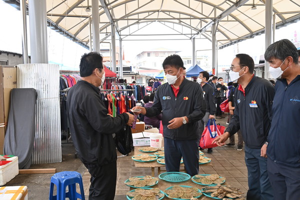 시장 찾은 윤경희 청송군수 ⓒ청송군