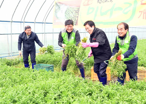 고윤환 문경시장이 농가를 방문했다. ⓒ문경시