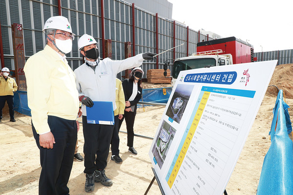 신도시복합커뮤니티센터 건립 현장을 찾은 김학동 예천군수 ©예천군