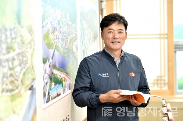 윤경희 청송군수가 카메라를 향해 포즈를 취하고 있다. ⓒ청송군