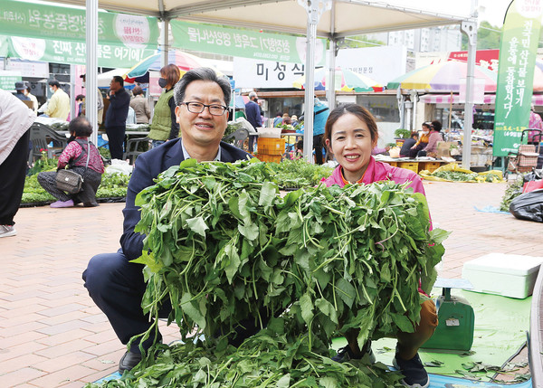 오도창 영양군수가 시장 상인과 카메라를 향해 포즈를 취하고 있다. ⓒ영양군
