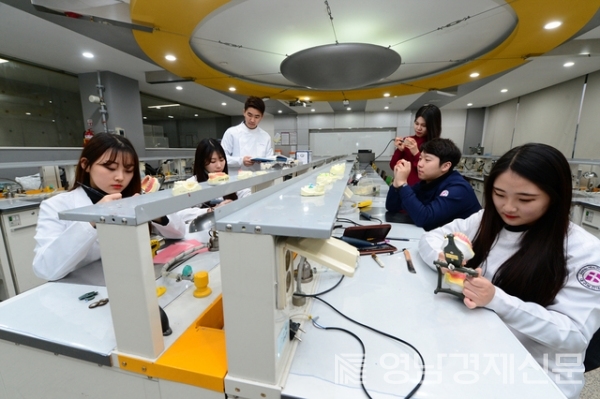 대구보건대학교 치기공과가 실습 장면 ©대구보건대학교 치기공과