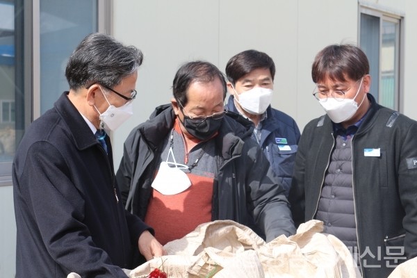 건고추 계약재배 농가를 점검하는 관계자들. ⓒ청송군
