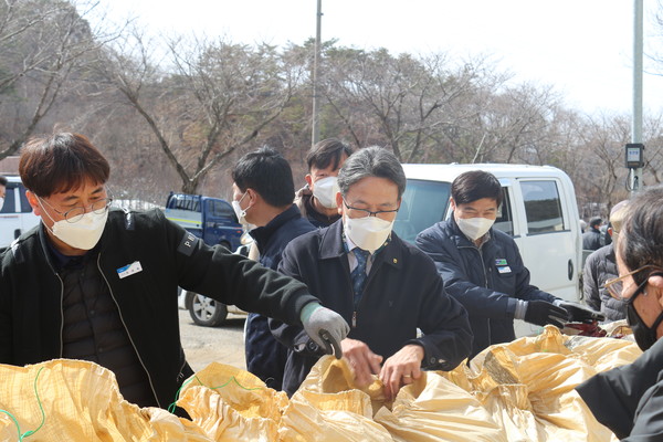 건고추 계약재배 농가를 점검하는 관계자들. ⓒ청송군