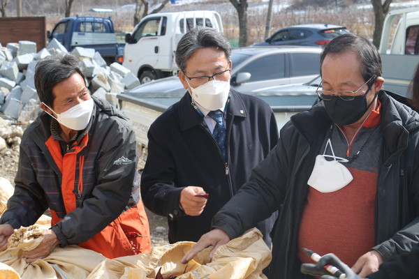 건고추 계약재배 농가를 점검하는 관계자들. ⓒ청송군