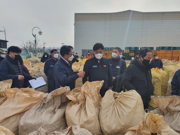 건고추 계약재배 농가를 점검하는 관계자들. ⓒ청송군