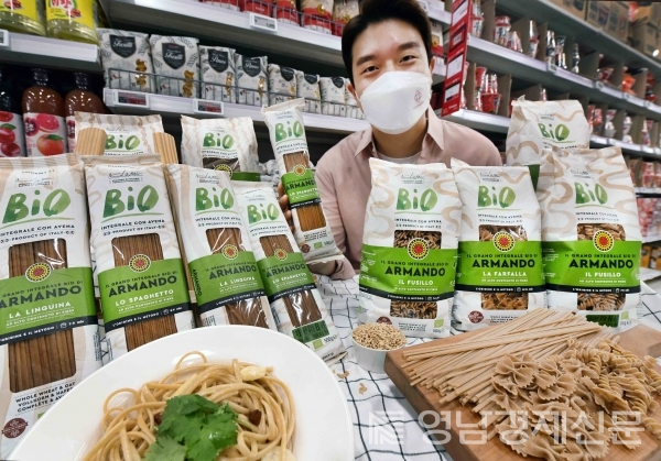 모델이 20일 홈플러스 강서점에서 ‘알만도 100% 유기농 통밀 파스타면’을 선보이고 있다. ⓒ홈플러스