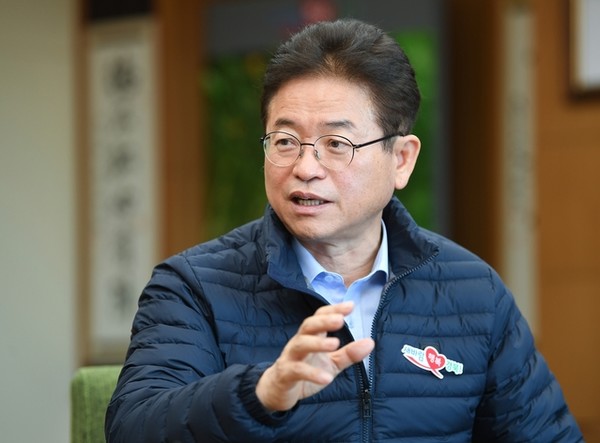 영남경제신문과 대담을 하고 있는 이철우 도지사 ⓒ윤근수 기자