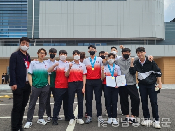 ▲ 위덕대학교 이동희 감독과 볼링부 학생들이 모여 기념촬영을 하고 있다. ⓒ이자현 기자