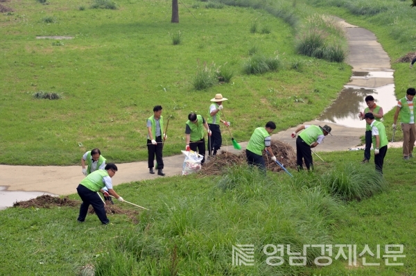 ▲ 공무원 탄천정화활동ⓒ성남시