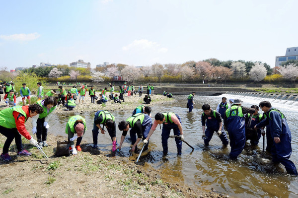 ▲ 성남시 탄천 1사1하천 정화활동ⓒ성남시