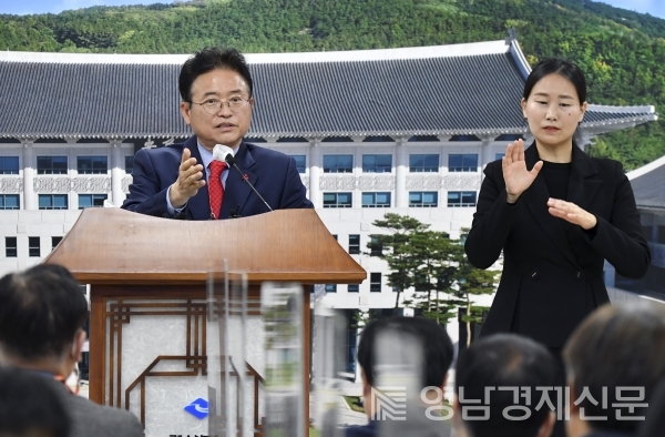 ▲ 이철우 경북도지사가 Two-Port시대 공항·항만 경제권 등 10+α 도정방향을 제시하고 있다. ⓒ경북도