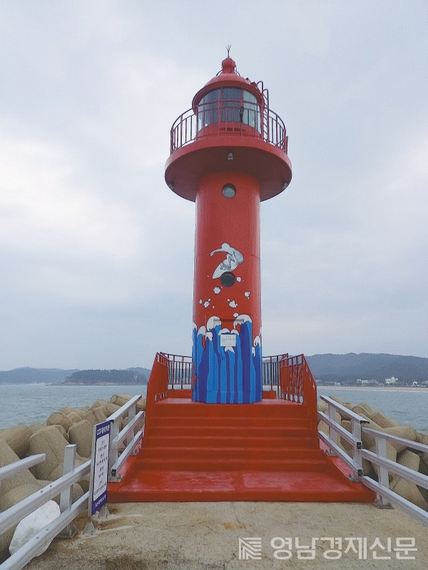 ▲ 바다낚시터와 빨강등대. ⓒ영남경제 자료