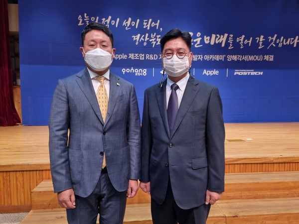 윤구 애플코리아 대표, 문충은 환동해연구소장 MOU쳬결  기념사진 ⓒ한동해연구소