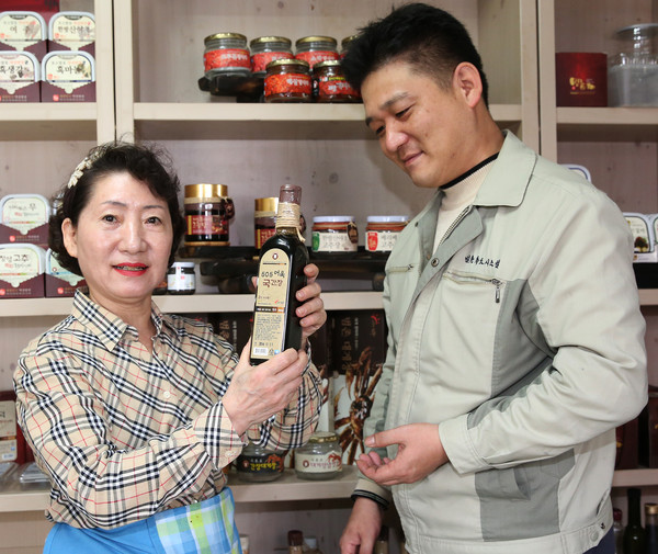 ▲범촌 3대 전수자인 하미연 회장이 이동욱 대표한테 국간장 제품을 전달하고 있다. ⓒ범촌