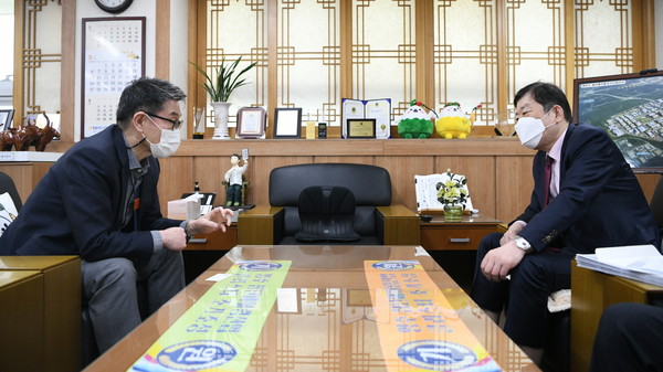 ▲ 이익재 영남경제신문 회장과 면담하는 장욱현 영주시장. ⓒ영남경제 자료