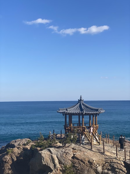 ▲ 카페 러블랑 외부에 위치한 정자. ⓒ영남경제 자료