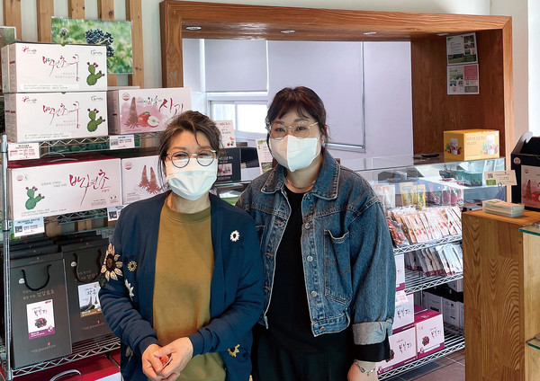 ▲ 윤선애선인장 윤선애 대표(왼쪽)와 직원의 다정한 모습. ⓒ윤선애선인장