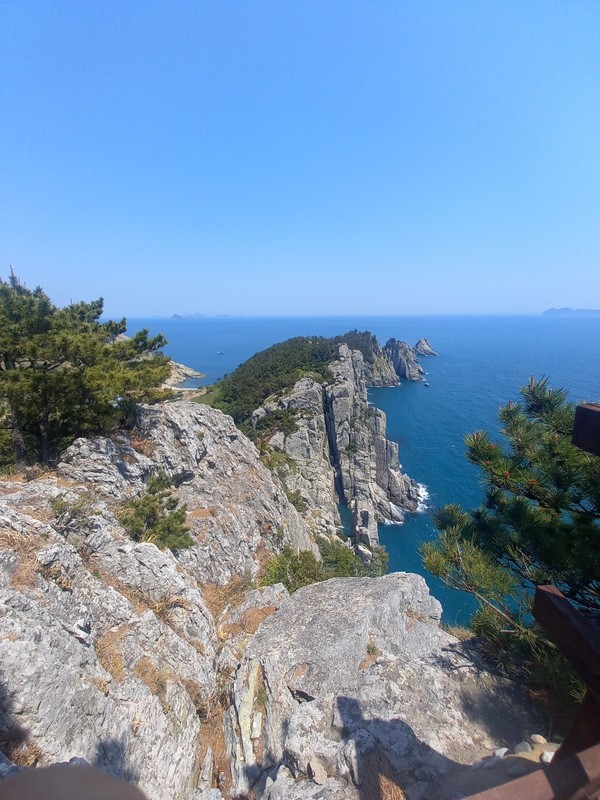 발길이 이끄는 곳]남해의 아름다운 절경을 한눈에… 연꽃을 닮은 환상의 섬 '연화도' < 기획특집 < 기사본문 - 영남경제