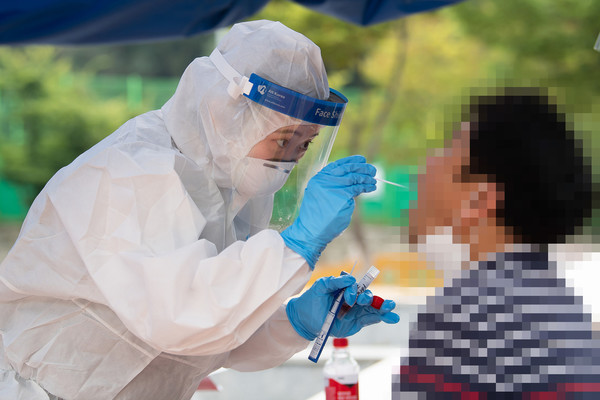 ▲ 임시 선별진료소에서 의료진이 검체를 체취하고 있다. ⓒ구미보건소