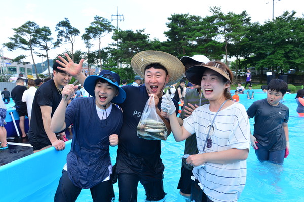 ▲ 은어 축제를 즐기고 있다. ⓒ봉화군