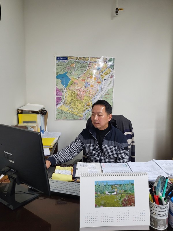 ▲ 명인공인중개사사무소 앞에서 이성열 대표. ⓒ영남경 자료