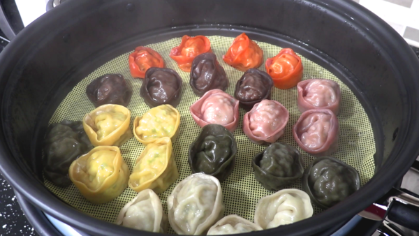 ▲ 2회차 때 진행된 만두빚기 중 찜통속 만두. ⓒ영남경제 자료