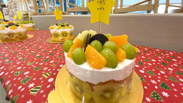 ▲ 1회차 때 진행된 케이크 만들기 완성품. ⓒ영남경제 자료