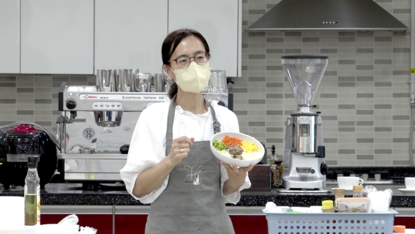 ▲ 3회차 때 진행된 비빔밥 만들기를 설명하는 주지수 선생님 ⓒ영남경제 자료