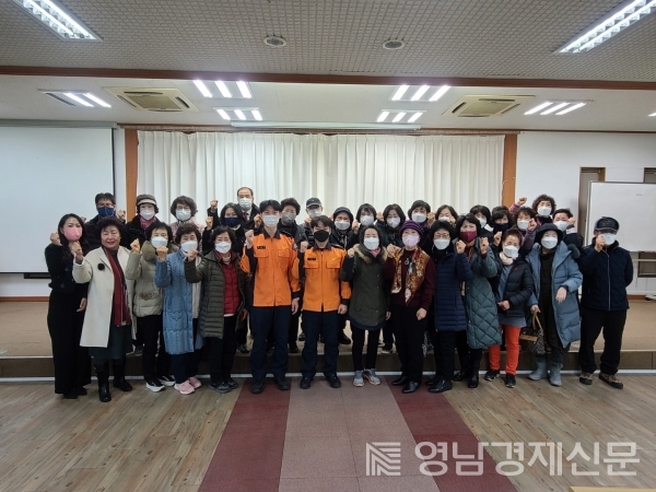 ▲영남경제신문과 함께하는 생활안전교육을 마친 참가자들이 기념촬영을 하고 있다. ⓒ영남경제 자료