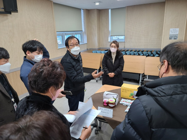 ▲ 포항시 대표 브랜드 '영일만친구' 제품을 보고 있다. ⓒ포항시 농식품유통과