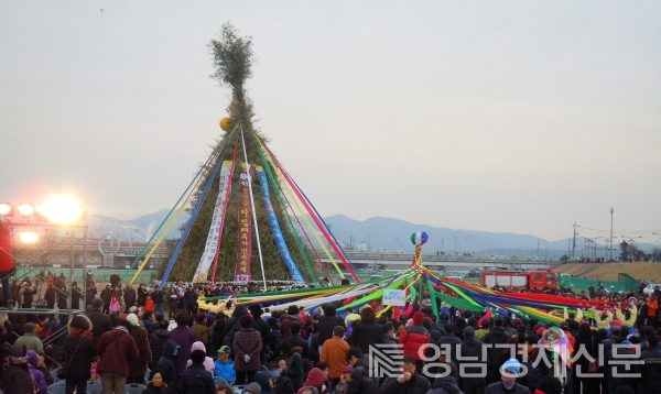 ▲ 제8회 형산강 달집태우기 민속축제 행사장이 북새통을 이루고 있는 모습. ⓒ포항시