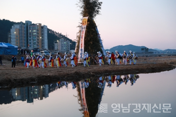 주민들이 강강수월래 놀이 재현
