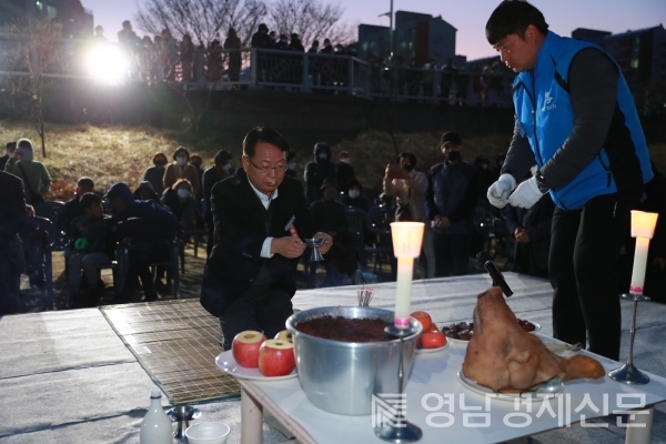 ▲ 손병복 울진군수가 마을의 안녕과 풍년을 기원하며 술잔을 올렸다. ⓒ울진군