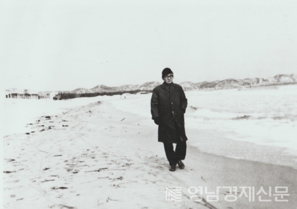 ▲ 송도 해변을 거니는 흑구 선생. ⓒ한동웅