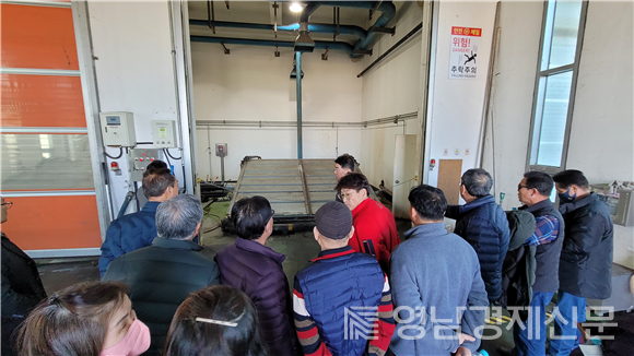 ▲ 음식물처리시설 입지공모 신청지 주민들 대상 충주 음식물바이오에너지센터 견학 모습. ⓒ포항시