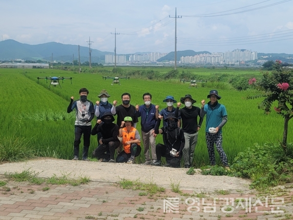 ▲ 포항시 최초로 실시된 ‘드론방제’현장에 참석한 오호태 조합장(왼쪽 뒤에서 4번째)