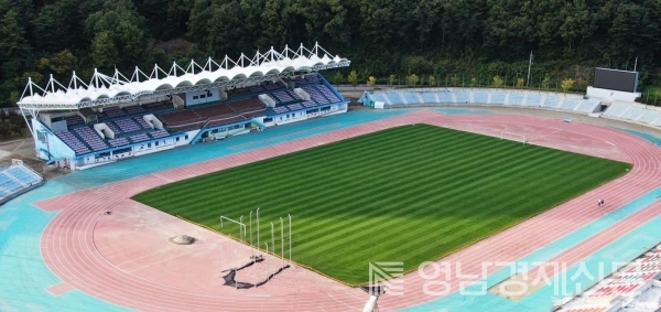 ▲ 천연잔디 교체를 완료한 주경기장 모습. ⓒ울진군