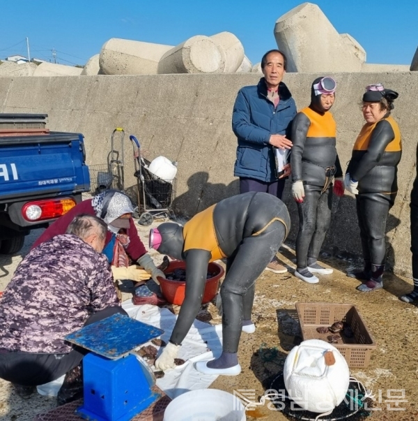 ▲ 지역민과 함께하는 김기만 조합장. ⓒ구룡포농업협동조합