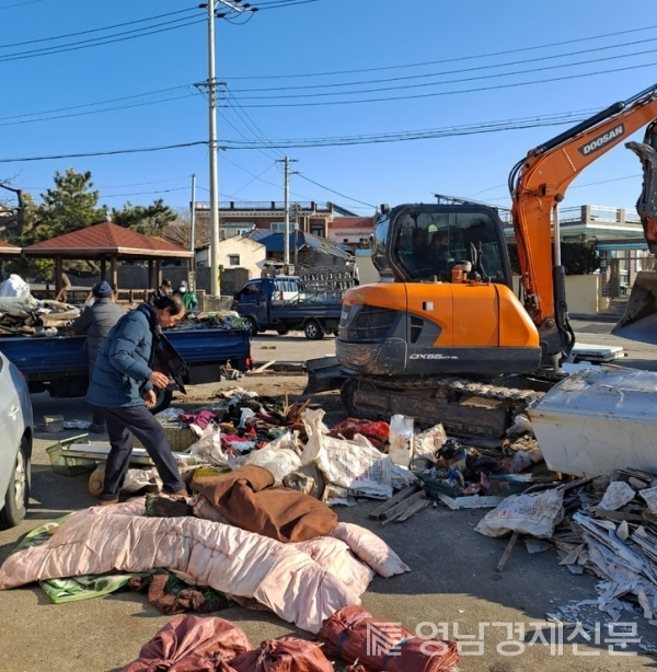 ▲ 봉사활동을 하고 있는 김기만 조합장. ⓒ구룡포농업협동조합