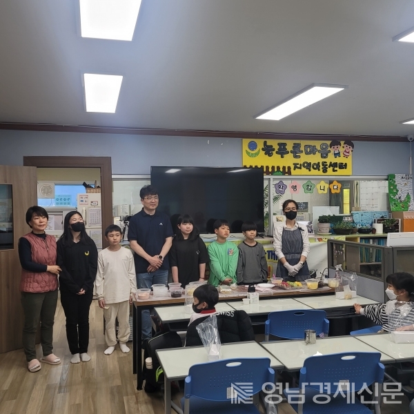 ▲ 요리 교실을 마치고 기념촬영을 하고 있다. ⓒ영남경제 자료